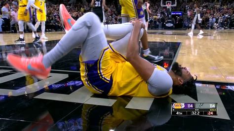 Anthony Davis Goes Down With Scary Knee Injury In Lakers Game Vs Spurs