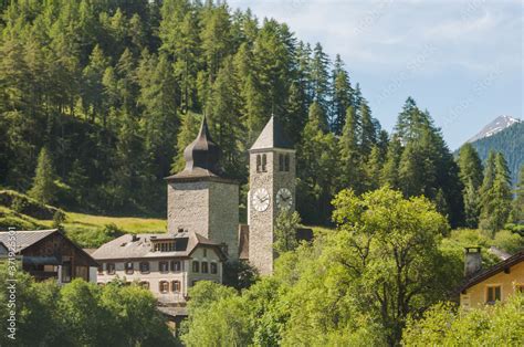 Susch Dorf Bergdorf Turm Kirche Inn Fluss Engadin Unterengadin