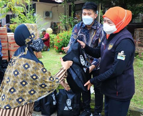 Khofifah Tinjau Operasi Pasar Migor Dan Salurkan Zakat Produktif Di Pacitan