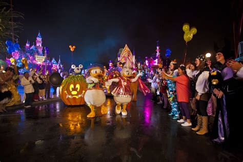 Disneyland Updates Adult Costume Guidelines For Mickeys Halloween