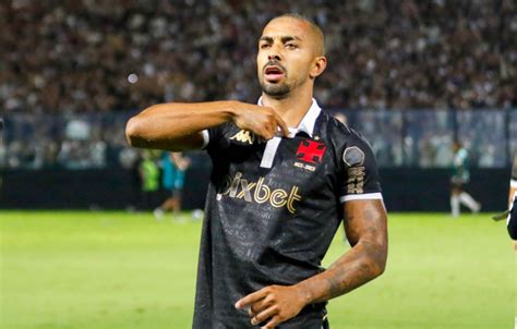 Vasco vence Botafogo sai da zona de rebaixamento e deixa Brasileirão