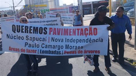 Moradores protestam contra falta de pavimentação em avenida de Campinas