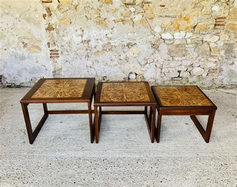 D Nische Mid Century Satztische Aus Teak Keramik Er Er Set Bei