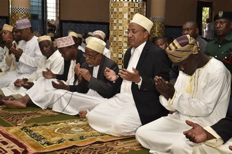 Rais Wa Zanzibar Dk Mwinyi Ajumuika Na Waumini Wa Kiislam Katika Sala