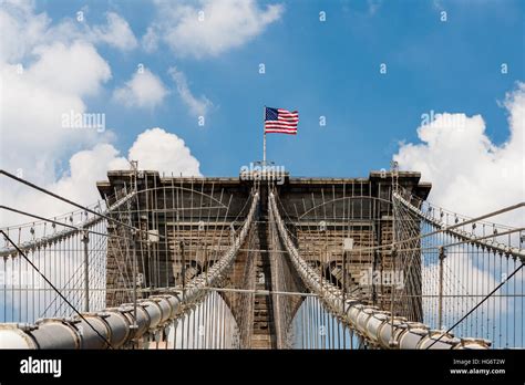 El Brooklyn Bridge Es Un Puente En La Ciudad De Nueva York Y Es Uno De Los Más Antiguos Puentes