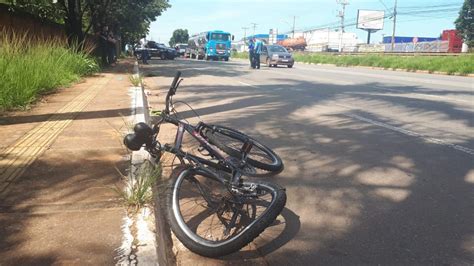 Ciclista fica gravemente ferido após ser atingido por carro em Goiânia