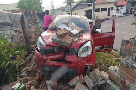 Vídeo motorista atinge muro de casa após colisão outro veículo em