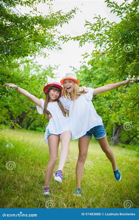 Adolescentes Hermosos Que Se Divierten En El Parque Al Aire Libre Foto