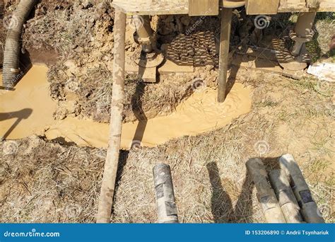 El Proceso De Perforar Un Agujero En El Agua Primer Mucha Agua Sucia