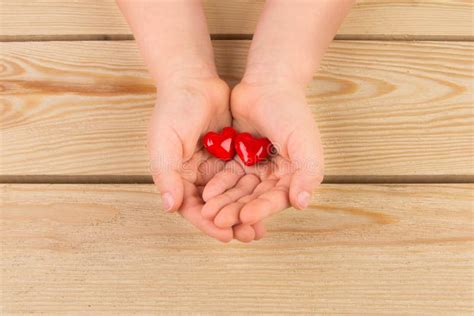 Coeur Rouge Chez Des Mains De La Femme Photo Stock Image Du Soin