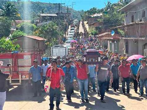 La Jornada Acuden Mil Al Sepelio Del L Der De La Upoeg En San Luis