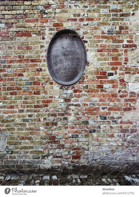 Sehr Alte Verwitterte Backsteinwand Mit Einem Verblichenem Ovalen