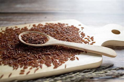 Arroz Rojo En Una Cuchara De Madera Colocada Sobre Una Pila De Arroz