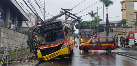 Ônibus derruba poste e deixa feridos em Contagem Minas Gerais G1