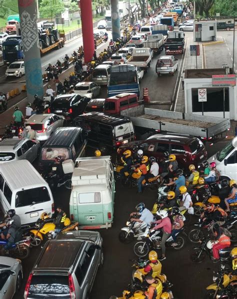 Paso Por El Puente De La Amistad Esta Semi Paralizado Por Controles De