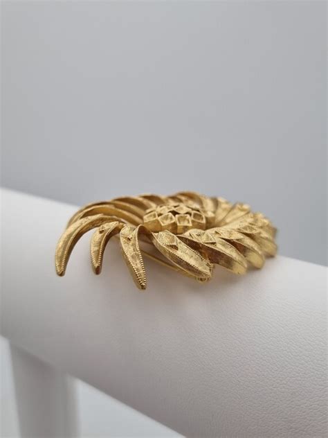 Monet 60s Vintage Gold Plated Floral Swirl Brooch Gem