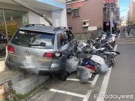 失控片！桃園休旅車闖紅燈遭撞 衝騎樓階梯「刷整排機車」 Ettoday新聞雲 Line Today