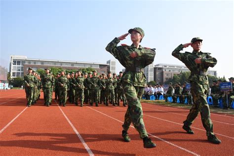 我校隆重举行2022级新生开学典礼暨军训总结大会