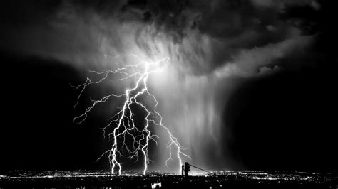 Massive Lightning HD Wallpaper - WallpaperFX