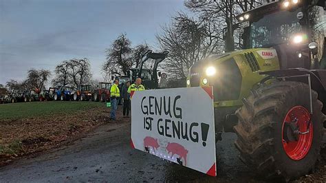 Traktor Konvoi Landwirte Protestieren Mit Lichterfahrt Im Warburger