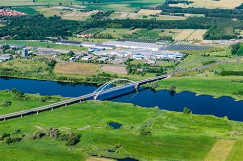 Tangermünde von oben Ortskern am Uferbereich des Elbe Flußverlaufes