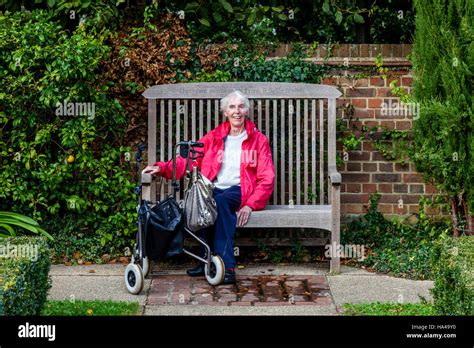 Vieille Femme Caucasienne Assis Sur Un Banc Banque De Photographies Et