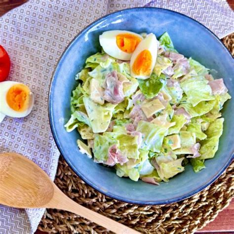 Salat mit Schinken Käse und Joghurtdressing gut abgeschmeckt