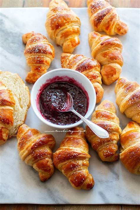 Cornetti Fatti In Casa Come Al Bar Soffici E Sfogliati Ricetta Facile