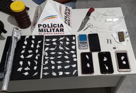 Polícia apreende mais de 60 papelotes de cocaína e prende três pessoas