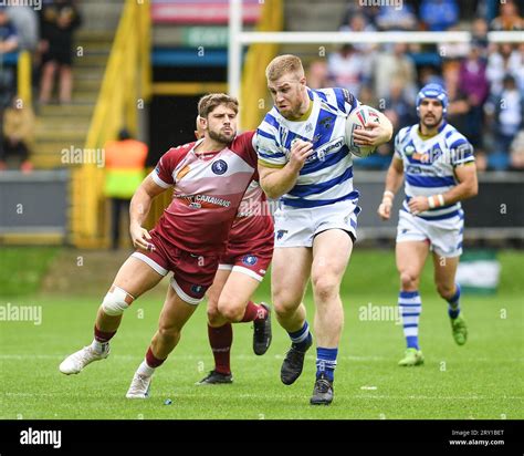 Halifax England 24th September 2023 Dan Murray Of Halifax Panthers Bursts Through Line Rugby