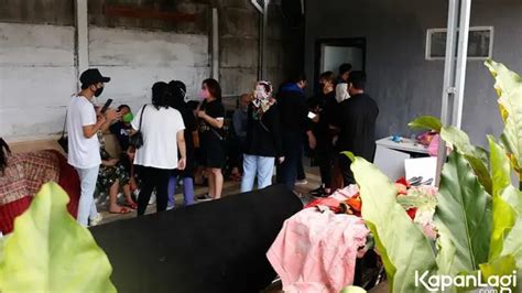 7 Potret Suasana Rumah Duka Laura Anna Keluarga Dan Rekan Artis Tahan