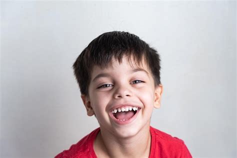 Netter Junge Mit Dem Lächeln Des Roten T Shirts Kostenlose Foto