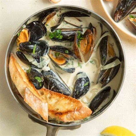 Mussels in a Creamy White Wine Garlic Sauce – Leite's Culinaria