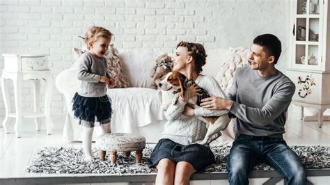 Marido E Esposa Felizes Em Uma Casa De Campo Em Domingo Foto De Stock