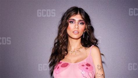 Con orejas de conejo Mia Khalifa despertó suspiros al lucir un corset nude y una colaless