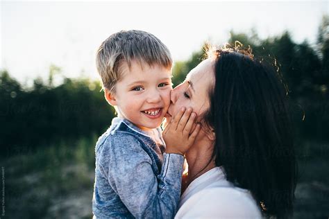 «mother Kissing Her Son Del Colaborador De Stocksy «evgenij Yulkin