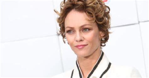 Vanessa Paradis Mise à Nu Dans Une Nouvelle Biographie Premiere Fr