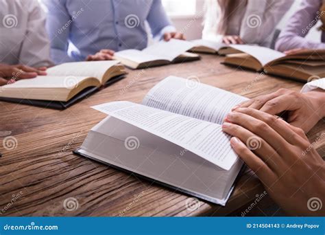 Grupo De Personas Leyendo La Biblia Imagen De Archivo Imagen De Mano