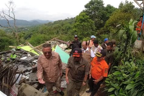 BNPB Tinjau Bencana Pergerakan Tanah Di Sukabumi Suharyanto Relokasi