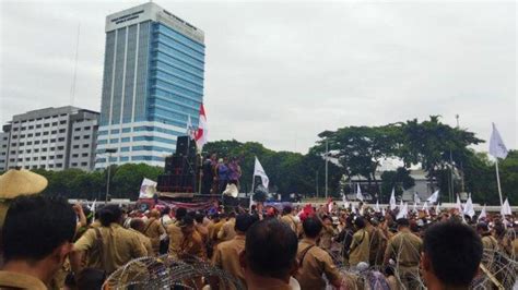 Ribuan Perangkat Desa Demo Di Gedung Dpr Berikut Tuntutannya