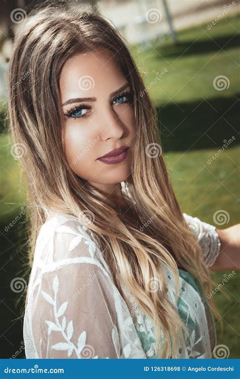 Portrait D Une Jeune Et Belle Femme Blonde Yeux Bleus Longs Cheveux