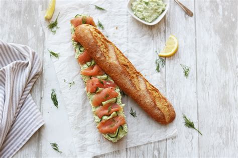 Bocadillo De Salm N Con Reques N Aguacate Y Pepino Hoy Comemos Sano