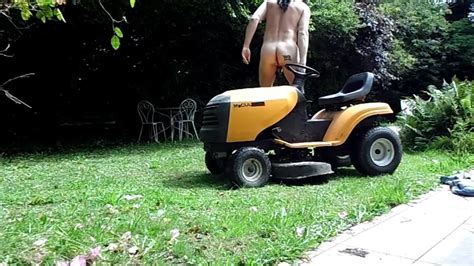 Striptease no trator de gramado inserção anal da alavanca xHamster