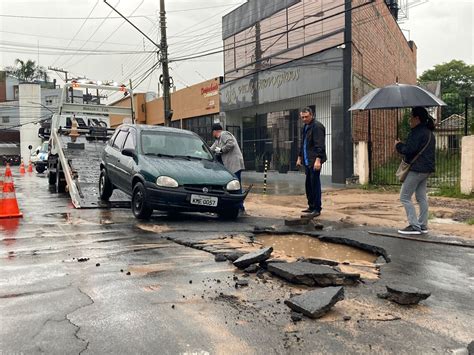 Carro Cai Em Buraco No Asfalto Na Rua De Julho No Bairro Rio Branco