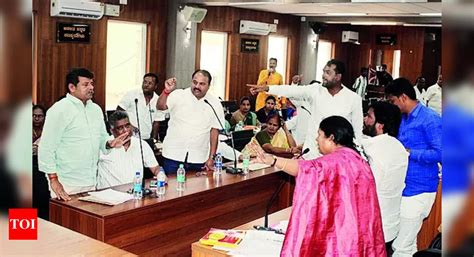 Hubballi Pandemonium At Hdmc’s Gb Meet Over Arguments On Debate Topics Hubballi News Times