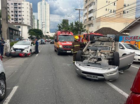 V Deo Ve Culo Capota Ap S Colidir Em Carro Estacionado E Interdita