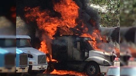 Arde Tr Iler En La Central De Abastos De Uruapan La Balanza