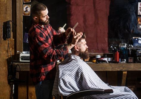 Pose De Client Et De Styliste En Coiffure Photo Stock Image Du