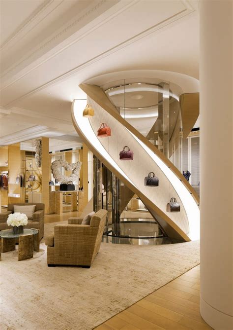 LOUIS VUITTON LONDON | CURIOSITY | Retail store interior design, Retail ...