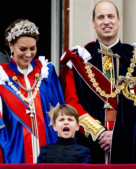 Photo La Famille Royale Britannique Salue La Foule Sur Le Balcon Du